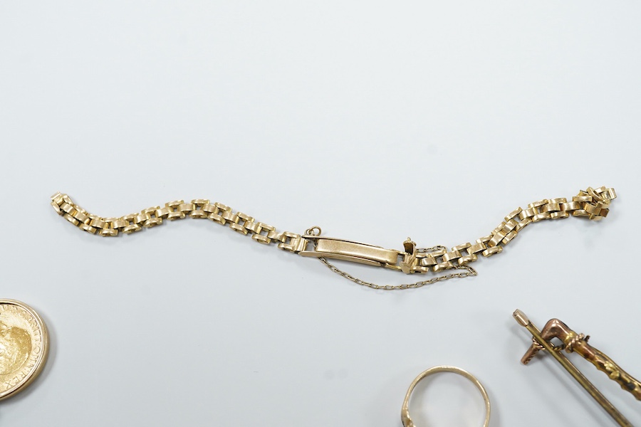 A group of gold jewellery, comprising: a 9ct gold bracelet of twisted curb linking, suspending a George V sovereign coin pendant dated 1912, bracelet with British hallmarks, gross weight approximately 16.5 grams; a 9ct g